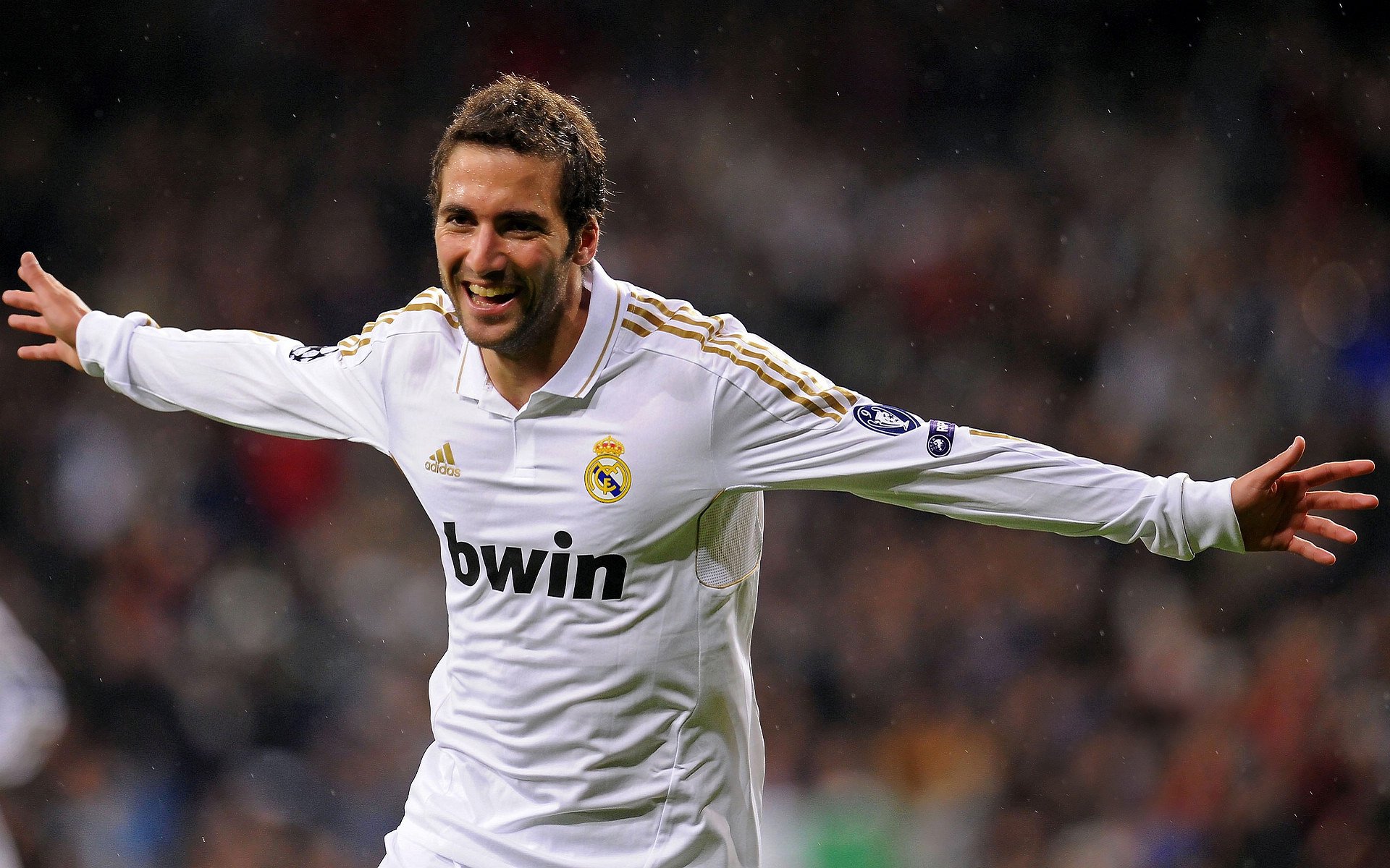 杜兰特连续十场比赛得分超过险胜，MAD不断突破！观众掌声雷动